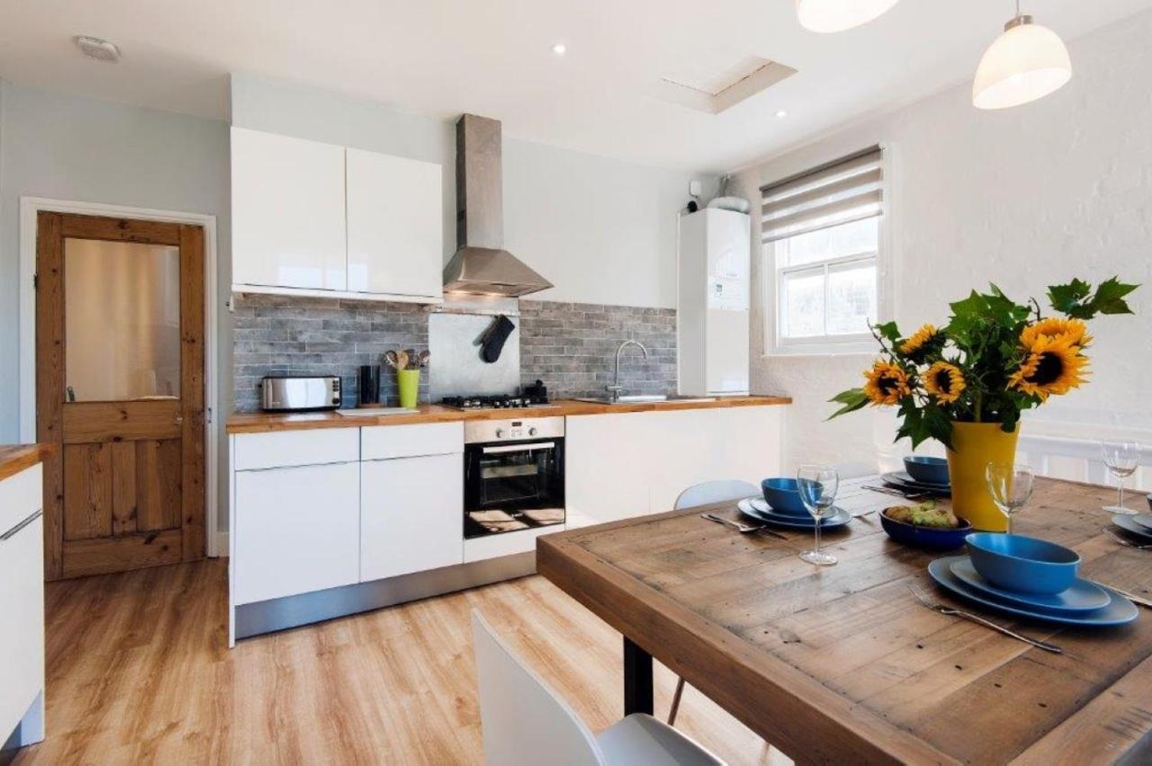 Modern Family Home In London Close To Amenities And Train Esterno foto