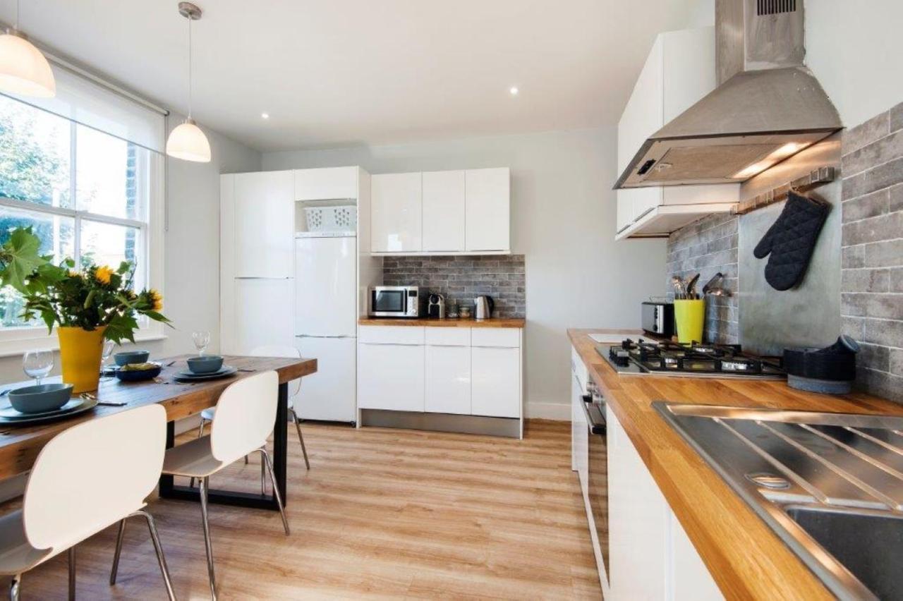 Modern Family Home In London Close To Amenities And Train Esterno foto