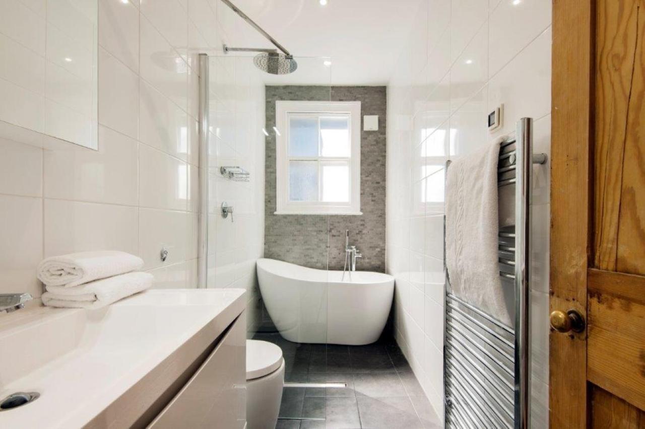Modern Family Home In London Close To Amenities And Train Esterno foto