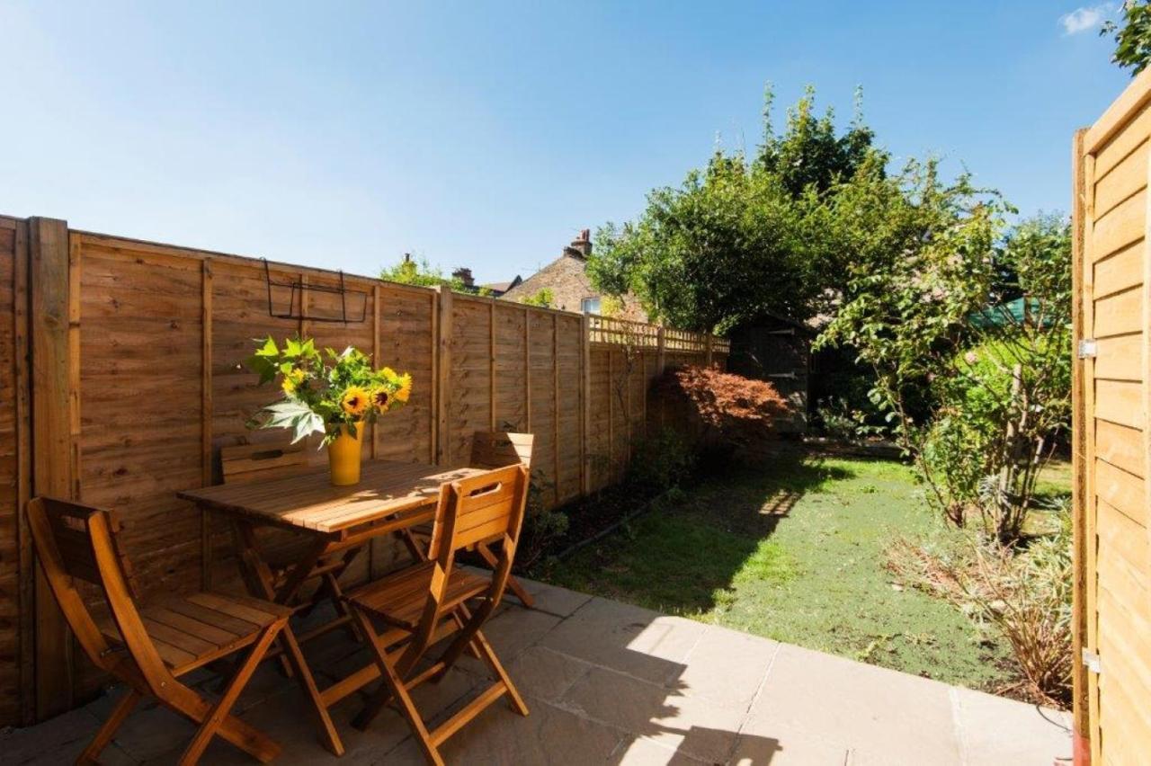 Modern Family Home In London Close To Amenities And Train Esterno foto